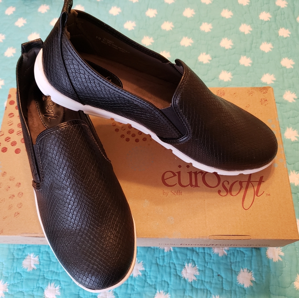NIB black/white slip on casual